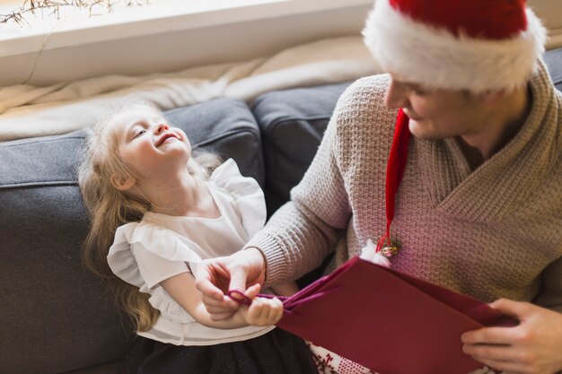 Concept de navidad con con padre e hija alegre