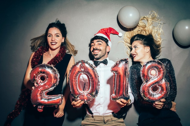 Foto gratuita concepto de 2018 con amigos en el suelo