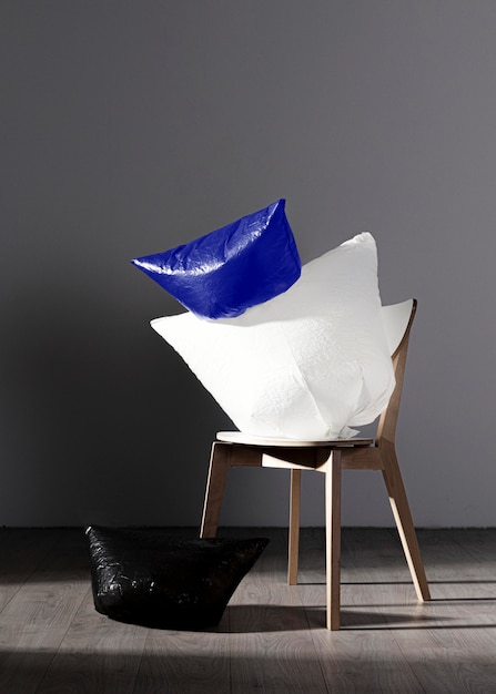 Concepto abstracto de bolsa de plástico en silla