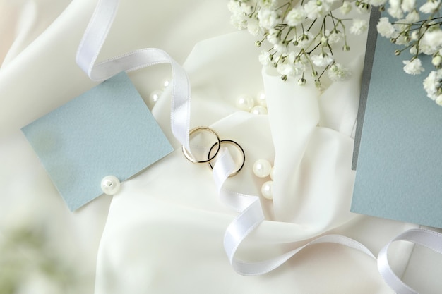 Concepto de accesorios de boda con anillos de boda, cerrar