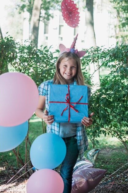 Concepto adorable de cumpleaños con chica feliz