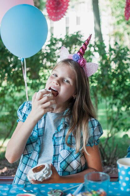 Concepto adorable de cumpleaños con chica feliz