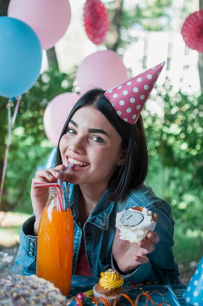 Concepto adorable de cumpleaños con chica feliz