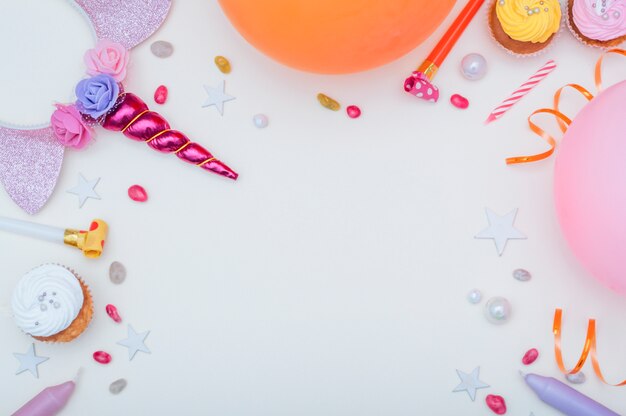 Concepto adorable de cumpleaños con elementos de fiesta coloridos