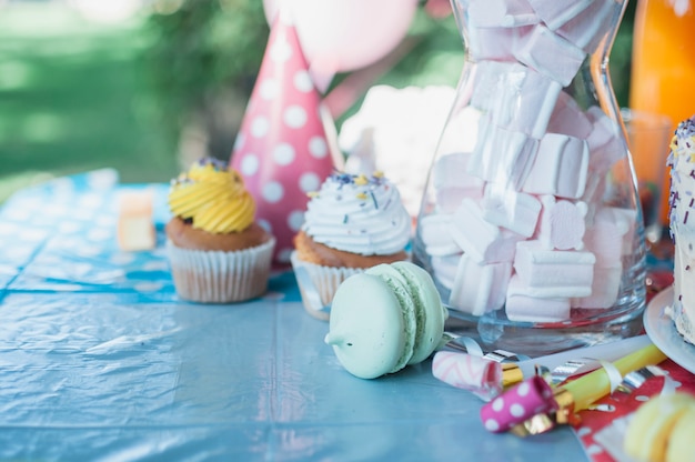 Concepto adorable de cumpleaños con elementos de fiesta coloridos