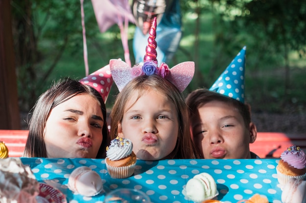 Foto gratuita concepto adorable de cumpleaños con familia feliz