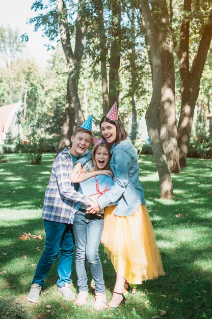 Concepto adorable de cumpleaños con familia feliz