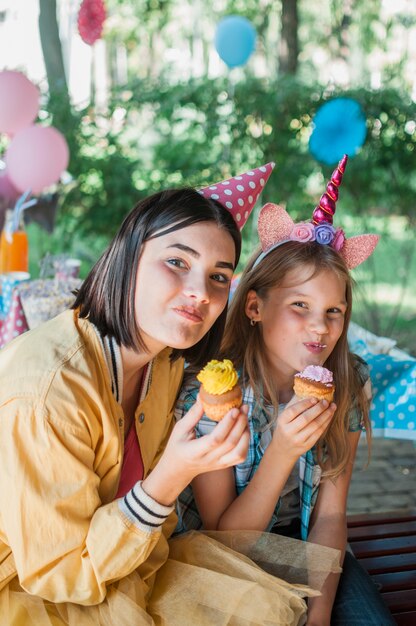 Concepto adorable de cumpleaños con familia feliz