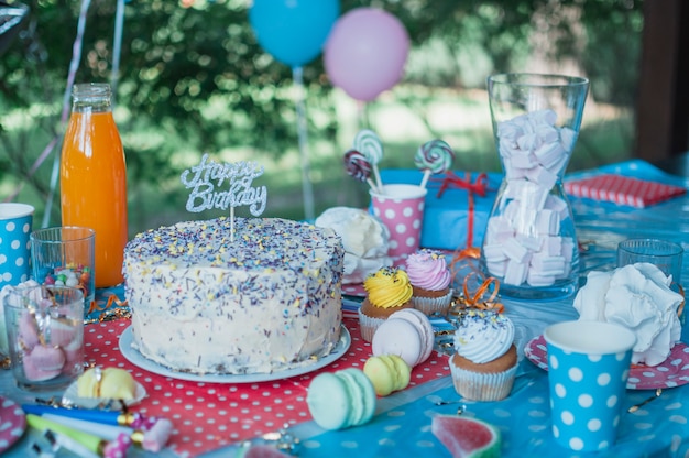 Concepto adorable de cumpleaños con tarta de chocolate