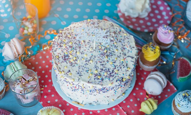 Concepto adorable de cumpleaños con tarta de chocolate