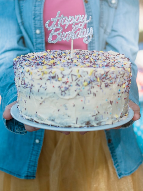 Concepto adorable de cumpleaños con tarta de chocolate