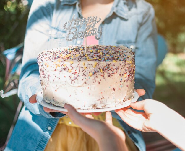 Concepto adorable de cumpleaños con tarta de chocolate