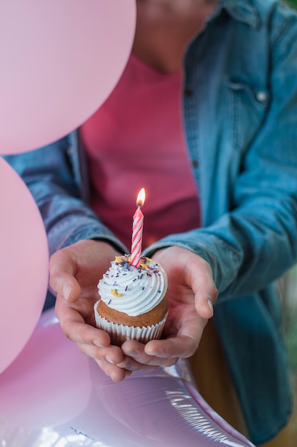 Foto gratuita concepto adorable de cumpleaños con tarta de chocolate