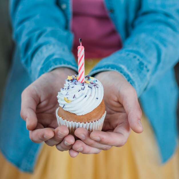 Concepto adorable de cumpleaños con tarta de chocolate