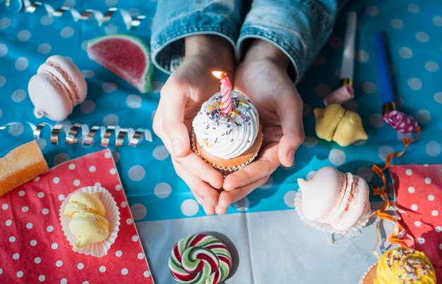 Concepto adorable de cumpleaños con tarta de chocolate