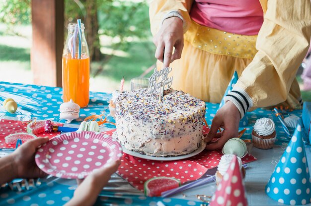 Concepto adorable de cumpleaños con tarta de chocolate