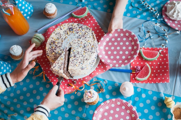 Foto gratuita concepto adorable de cumpleaños con tarta de chocolate