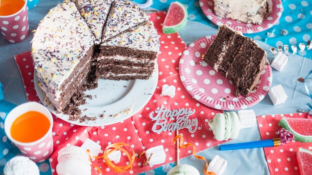 Concepto adorable de cumpleaños con tarta de chocolate