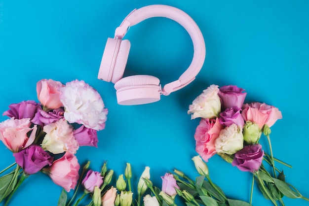 Concepto adorable de flores con cascos de música