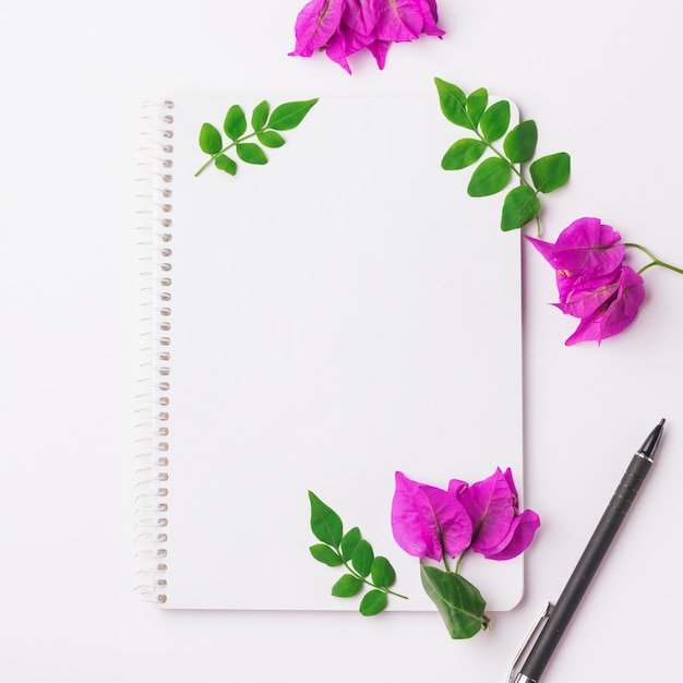 Concepto adorable de flores con libreta