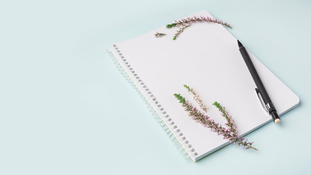 Concepto adorable de flores con libreta