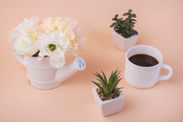 Concepto adorable de flores con taza de café