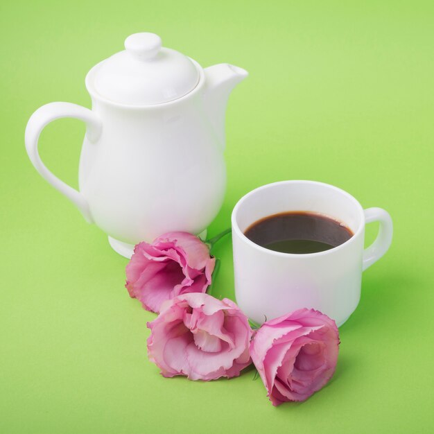 Concepto adorable de flores con taza de café