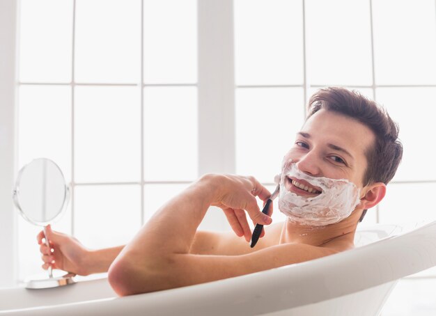 Concepto de afeitar con hombre atractivo joven