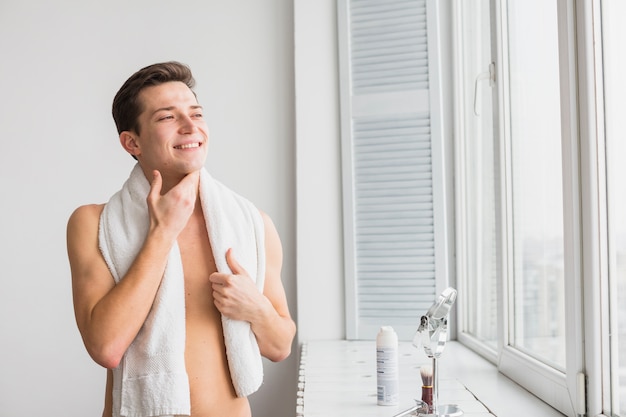 Foto gratuita concepto de afeitar con hombre atractivo joven