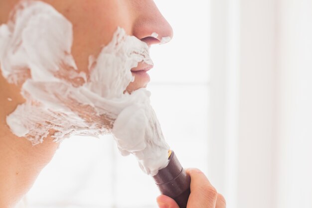 Concepto de afeitar con hombre atractivo