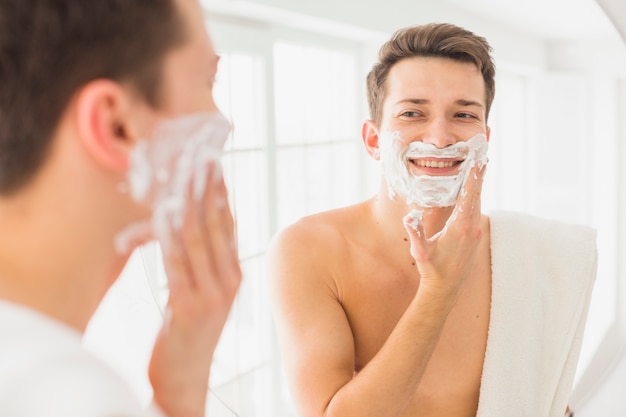 Concepto de afeitar con hombre atractivo