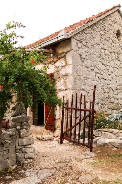 Concepto de agricultura con edificio antiguo