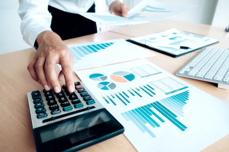 Foto gratuito concepto de ahorro de ahorro de la economía. contadora o calculadora de uso bancario.