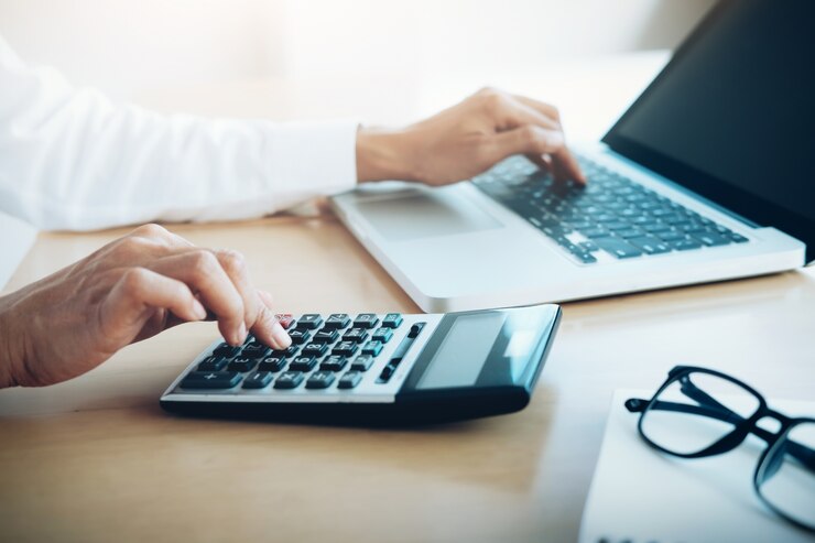 Foto gratuito concepto de ahorro de ahorro de la economía. contadora o calculadora de uso bancario.