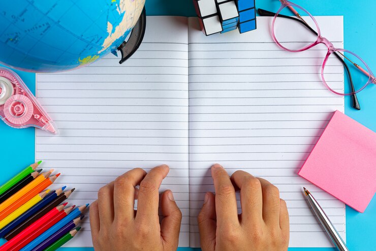 Foto gratuito concepto de alfabetización del día internacional con herramientas de aprendizaje