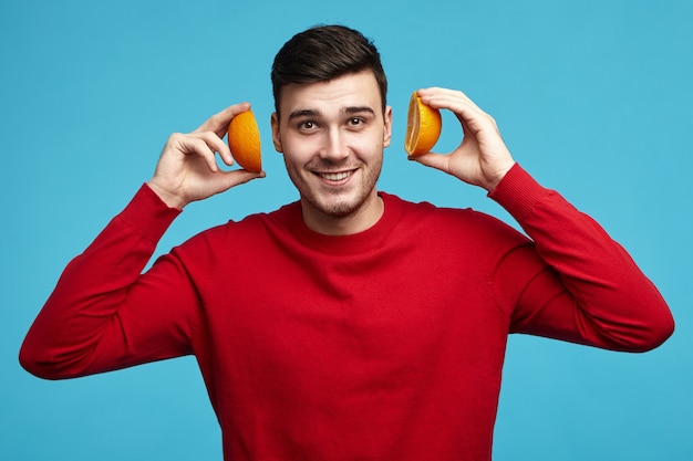 Concepto de alimentación, energía y bienestar. Retrato de chico de pelo oscuro joven guapo positivo