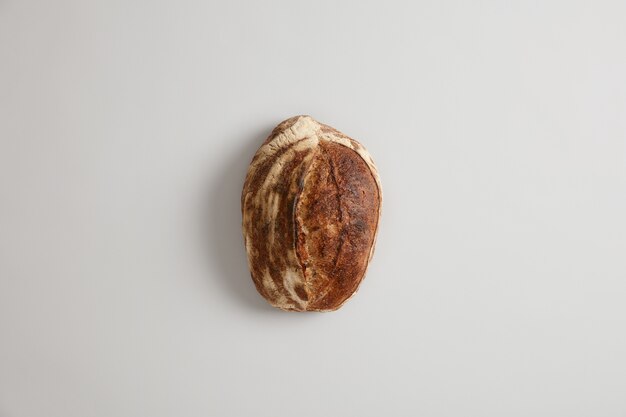Concepto de alimentación saludable y panadería tradicional. Pan de trigo sarraceno gourmet sin gluten fresco hecho de harina orgánica, aislado en la superficie blanca. Surtido de sabroso pan francés. Vista superior o endecha plana.