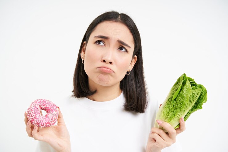 Foto gratuito concepto de alimentación sana y limpia de desintoxicación concepto crudo vegano vegetariano triste chica asiática en dieta sostiene donu