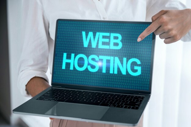 Concepto de alojamiento de sitios web con computadora portátil