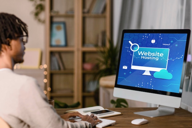 Concepto de alojamiento de sitios web con computadora