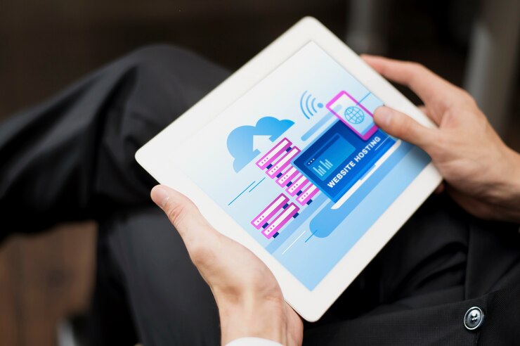 Foto gratuito concepto de alojamiento de sitios web con manos sosteniendo tableta