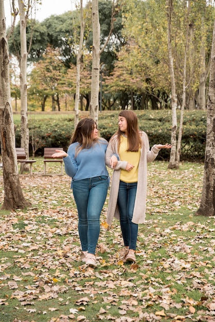 Concepto de amistad con dos chicas en el parque