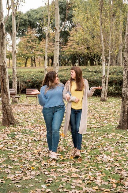 Concepto de amistad con dos chicas en el parque
