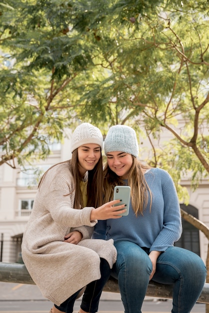 Foto gratuita concepto de amistad con dos chicas en el parque