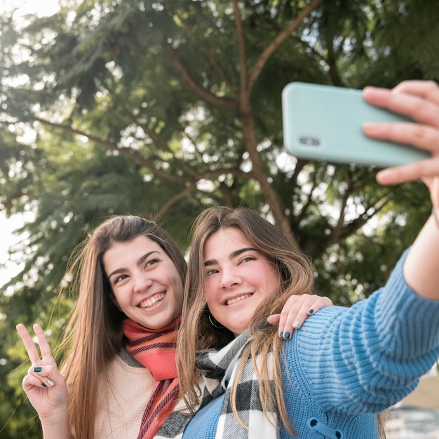 Foto gratuita concepto de amistad con dos chicas en el parque