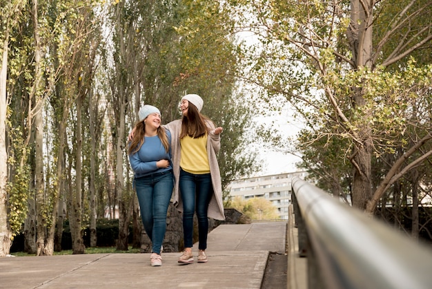 Concepto de amistad con dos chicas en el parque