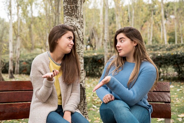 Concepto de amistad con dos chicas en el parque