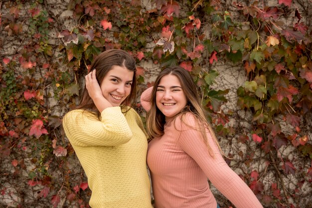 Concepto de amistad con dos chicas en el parque