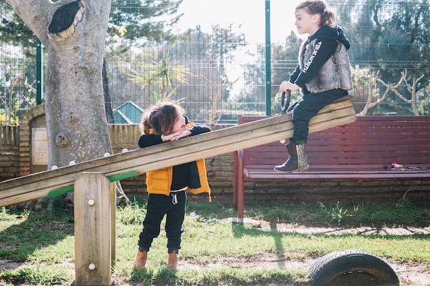 Concepto de amistad de dos chicas en recreo