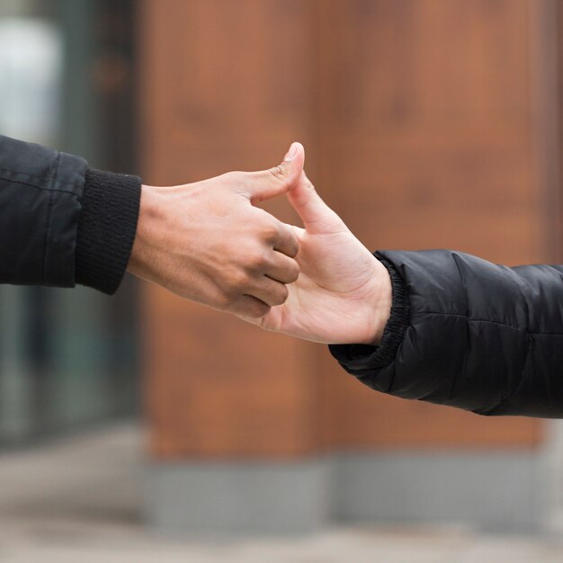 Concepto de amistad con saludo personal